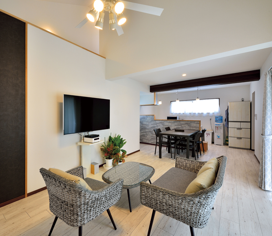 勾配天井を生かして開放感を高めた
コンパクトな大空間

