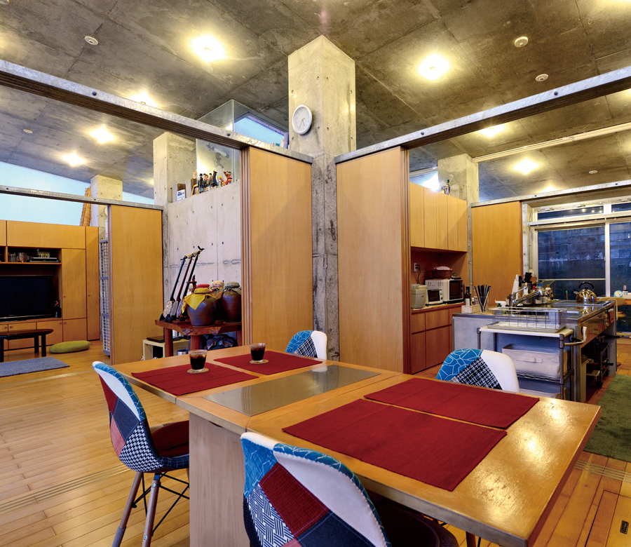 間取りが自在に「八変化」
浮遊感のある屋根が魅せる機能美を生かした外観デザインの家