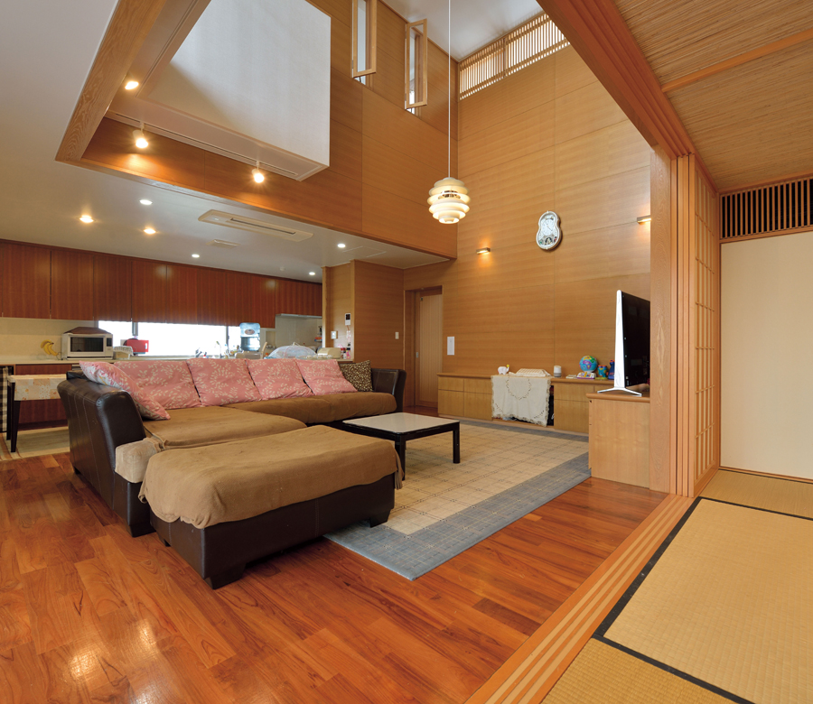 光と風が通り抜け家族の気配をつなぐ
多機能な吹き抜け空間
