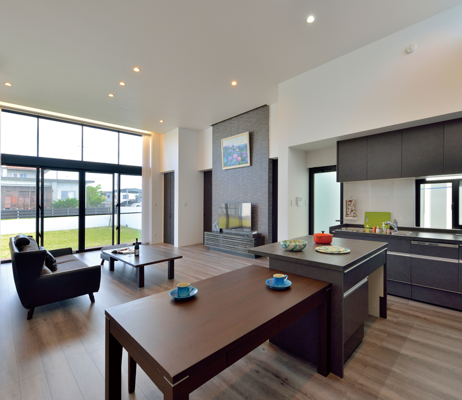 おもてなしの場と家族の暮らしやすさを両立した
おおらかでモダンな家
