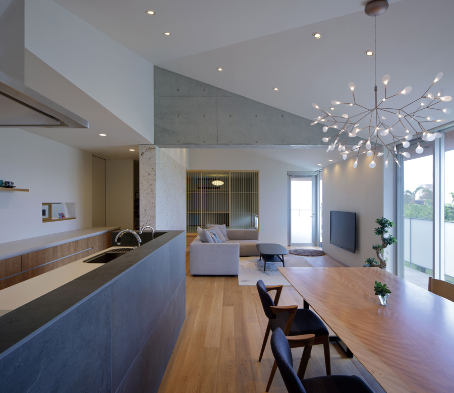 都市部でも暮らしのびのび
回遊性のある動線が心地よい人・風・光が巡る二世帯住宅