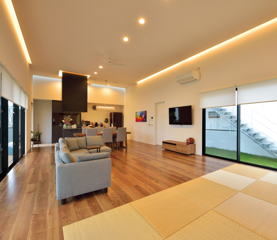 地域の記憶に寄り添い光と風を招く
アカジャンガーの家