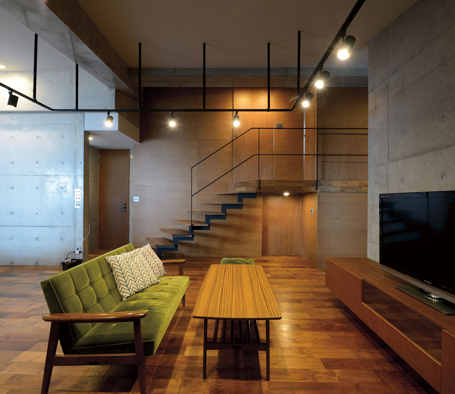 大容量の「蔵」（※）の上に居室を置いて
スキップフロアに打ち放しと木が調和した家