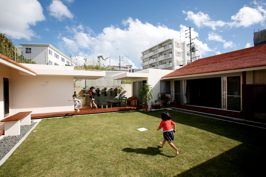 芝庭とテラスでつながる それぞれの暮らしに合わせた平屋の二世帯住宅