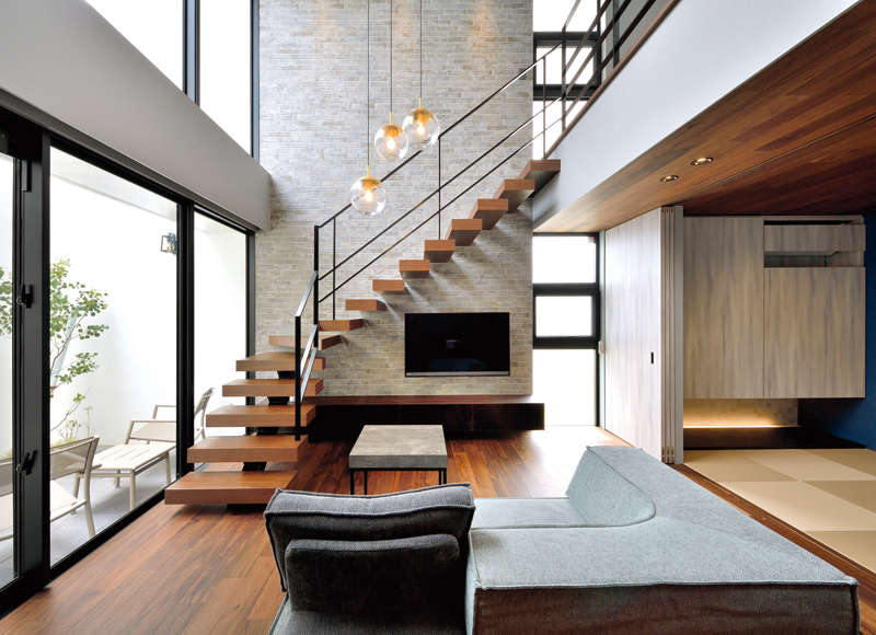 外は閉じて、内を開放感で満たす 
スタイリッシュな 暮らしへ