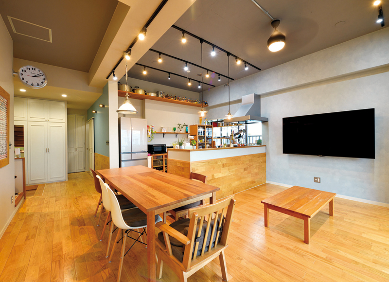 4世代7人家族が暮らす上下分離型の2世帯住宅へ あるじのこだわりと、さまざまな温もりに彩られた幸せの家