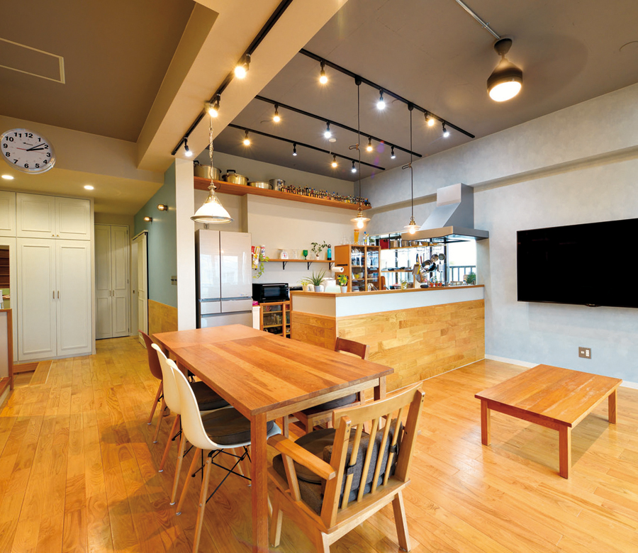 4世代7人家族が暮らす上下分離型の2世帯住宅へ あるじのこだわりと、さまざまな温もりに彩られた幸せの家