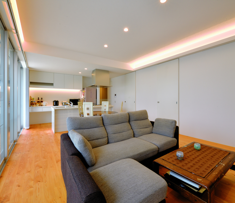 光・風が巡りせせらぎが聞こえる
五感に寄り添った２世帯住宅