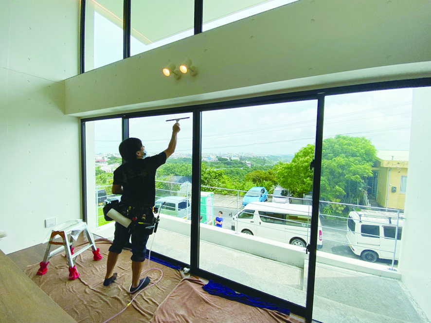 台風被害や遮熱にも性能を発揮　沖縄の窓ガラスに欠かせないウインドウフィルム　－サンクスー