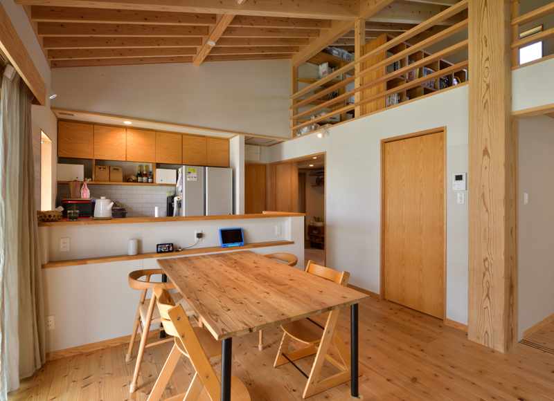 まるで木陰の快適さ。
自然素材をまとった風を味わうための家





