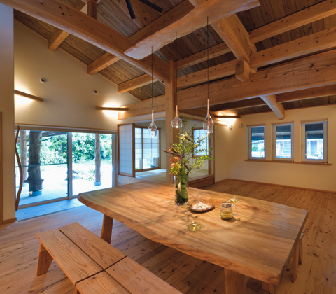 場所性・普遍性が共存する 澄んだ空気と光に満ちた木造住宅