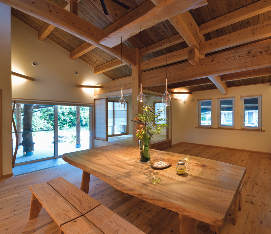 場所性・普遍性が共存する
澄んだ空気と光に満ちた木造住宅







