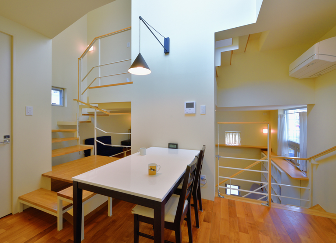 5層のスキップフロアが
立体的な開放感を生む