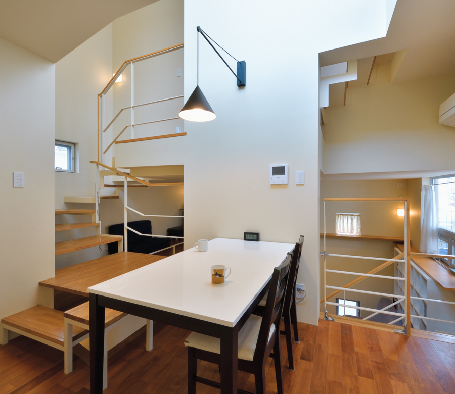 5層のスキップフロアが
立体的な開放感を生む