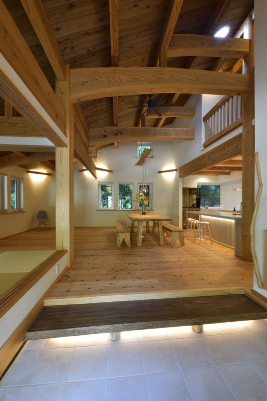 場所性・普遍性が共存する 澄んだ空気と光に満ちた木造住宅