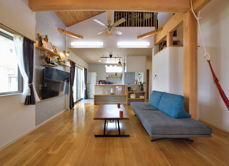 ゆとりの空間とDIYが彩る、
家族の未来へ変化する木造平屋








