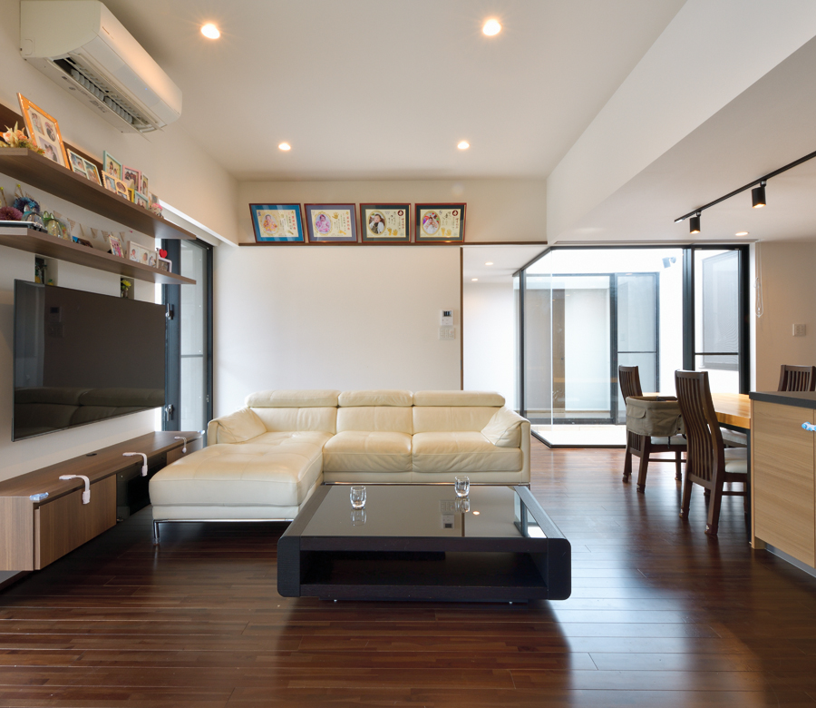 光も笑顔も回る、広がる
家の中央に光庭のあるコートハウス









