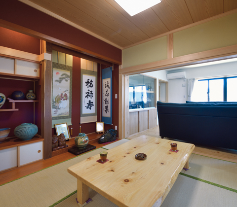 琉球の家と武家屋敷が美しく融合 重厚感のある三門がシンボルの「木造二世帯住宅」
