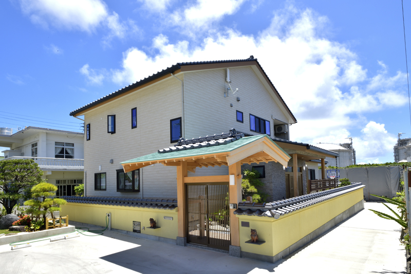 琉球の家と武家屋敷が美しく融合 重厚感のある三門がシンボルの「木造二世帯住宅」