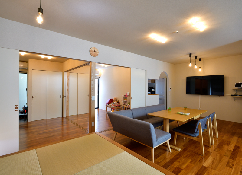 天空からの光が切り込んだ
スキップ構造の2世帯住宅