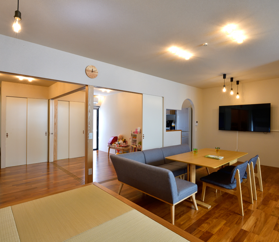 天空からの光が切り込んだ
スキップ構造の2世帯住宅