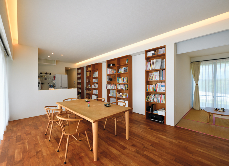 穏やかな暮らしを内包した
建築美が映えるシャープな家