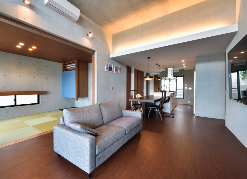 洗練漂う立体的な外観プロポーション
内と外で印象が異なる
打ち放しコンクリートの家