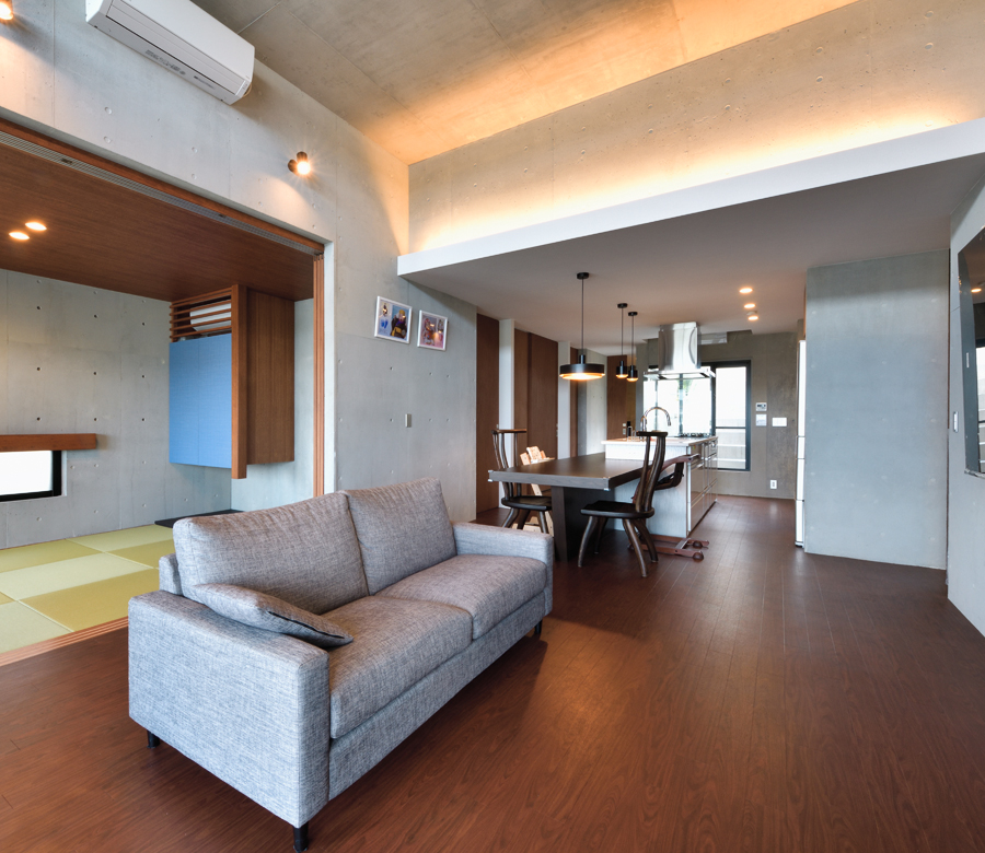 洗練漂う立体的な外観プロポーション
内と外で印象が異なる
打ち放しコンクリートの家