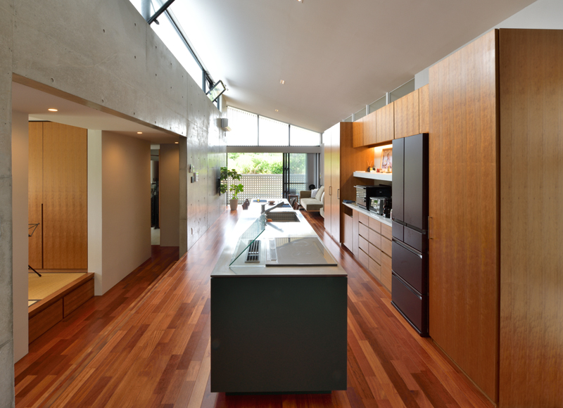 多様な生活の場を包み込む
大きな片流れ屋根の家











