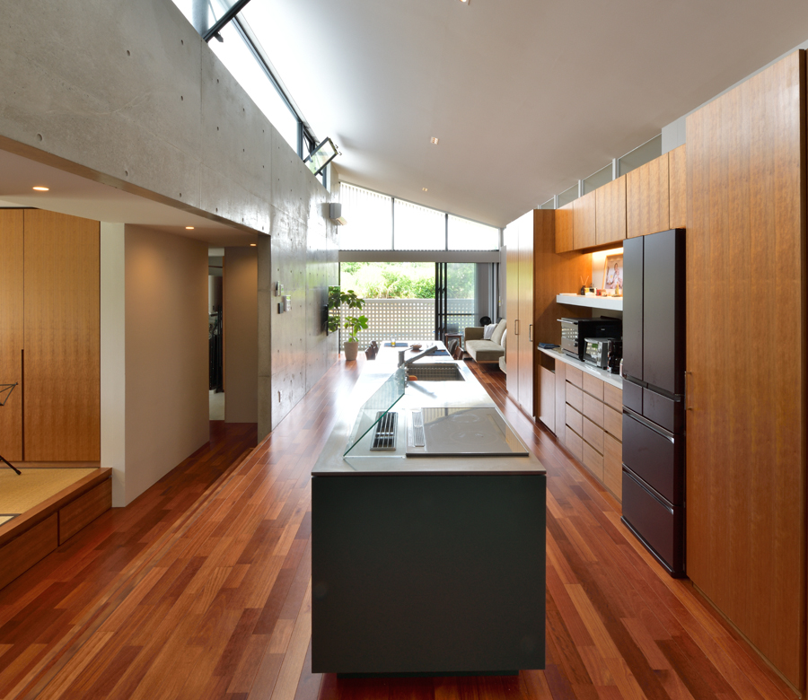 多様な生活の場を包み込む
大きな片流れ屋根の家











