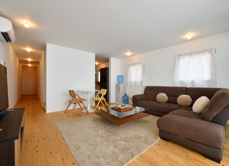 スリムなボディーに濃密な時間
家族の「今」を包むコートハウス











