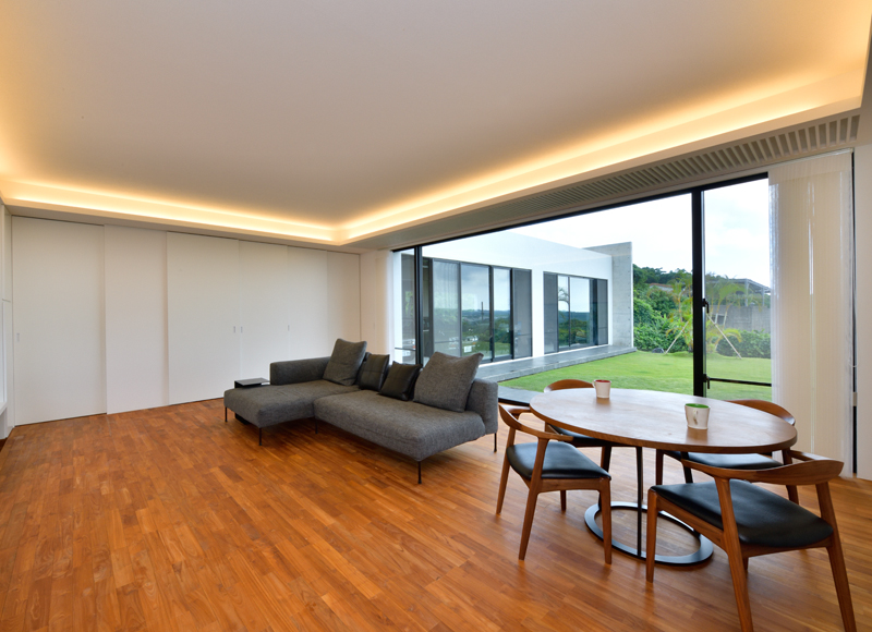 丘上にたたずむ
眺望と愛車を愛でる家














