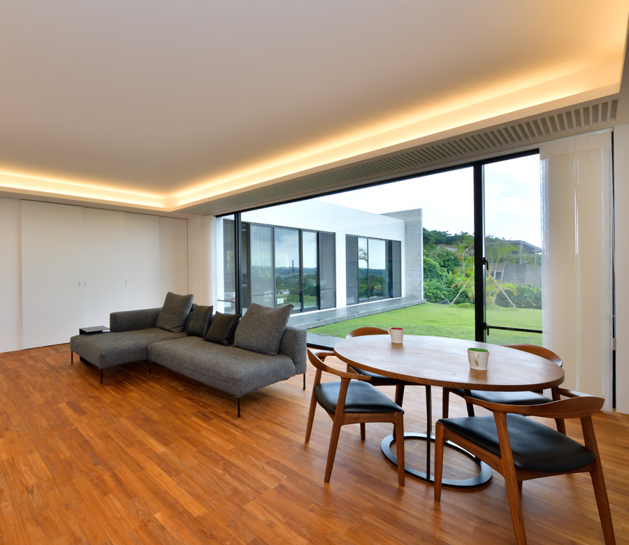 丘上にたたずむ
眺望と愛車を愛でる家














