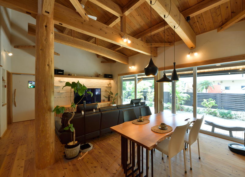 安らぎといろいろな「好き」を内包した
町中に建つ木の平屋












