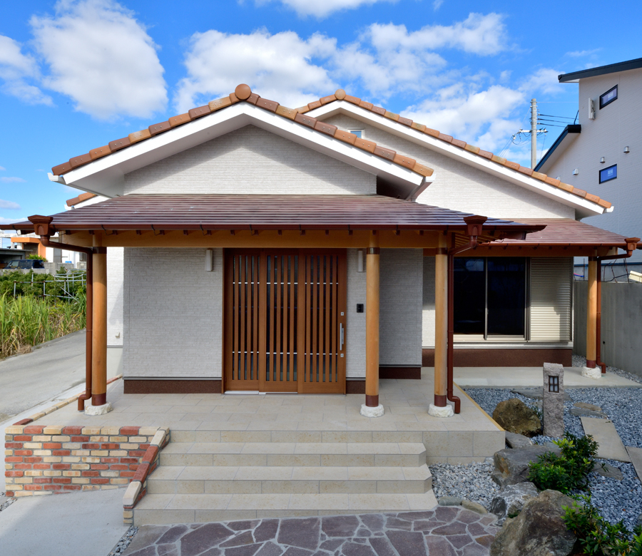 銘木を贅沢に使った
本格派の和風建築















