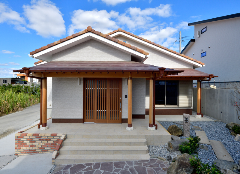 銘木を贅沢に使った
本格派の和風建築















