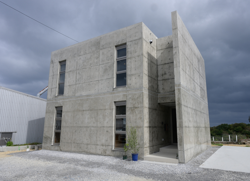 立ち姿だって誇らしい
東海岸の眺望を生かしたコンクリートハウス