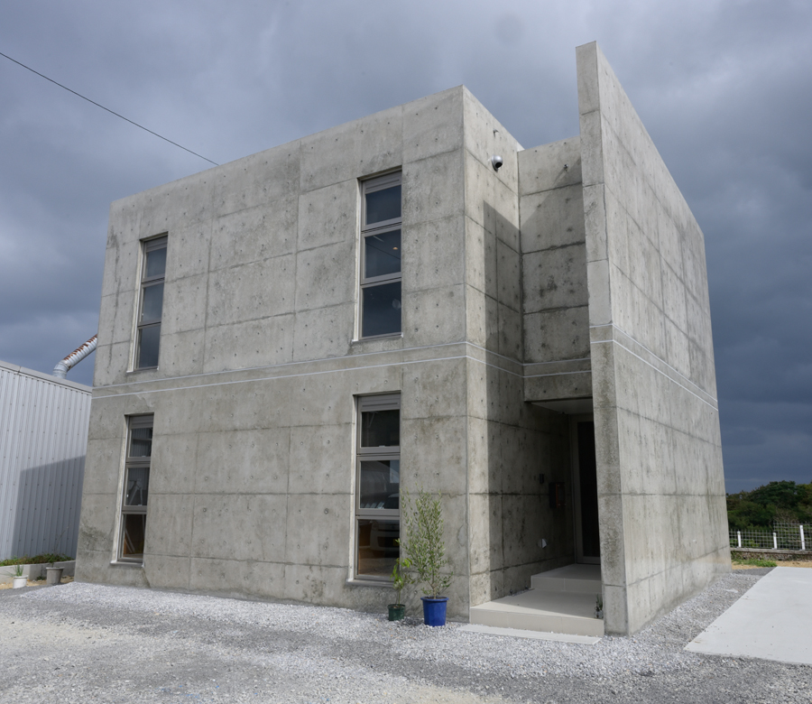 立ち姿だって誇らしい
東海岸の眺望を生かしたコンクリートハウス