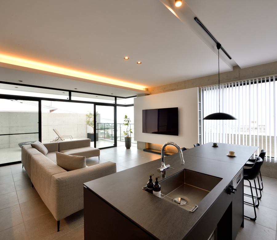 上空から降り注ぐ光が
空間と暮らしを爽快に彩る
３階リビングの家



