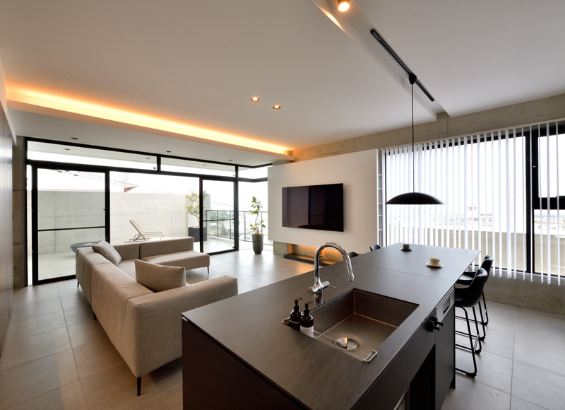 上空から降り注ぐ光が
空間と暮らしを爽快に彩る
３階リビングの家



