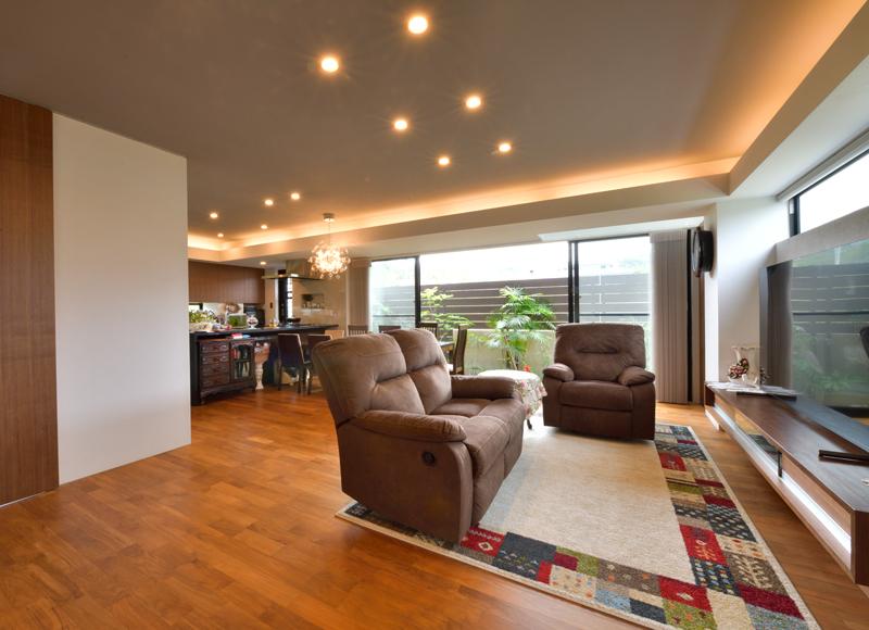 断面操作で空間をフル活用した
上質スタイルの二世帯住宅

















