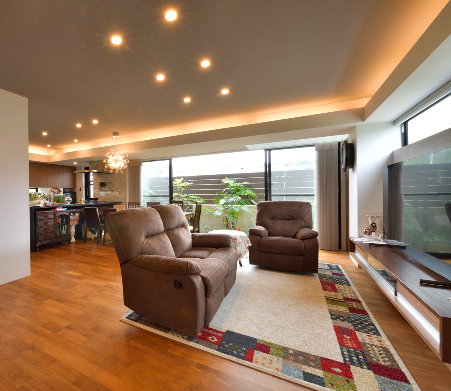 断面操作で空間をフル活用した
上質スタイルの二世帯住宅

















