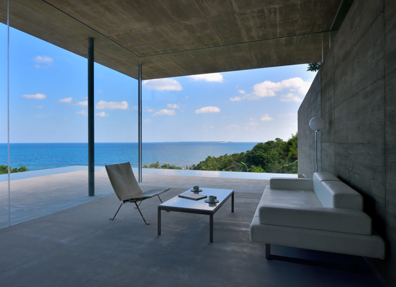 沖縄の大自然を感じて心を解き放つ
建築家が建築家とつくった海沿いの自邸















