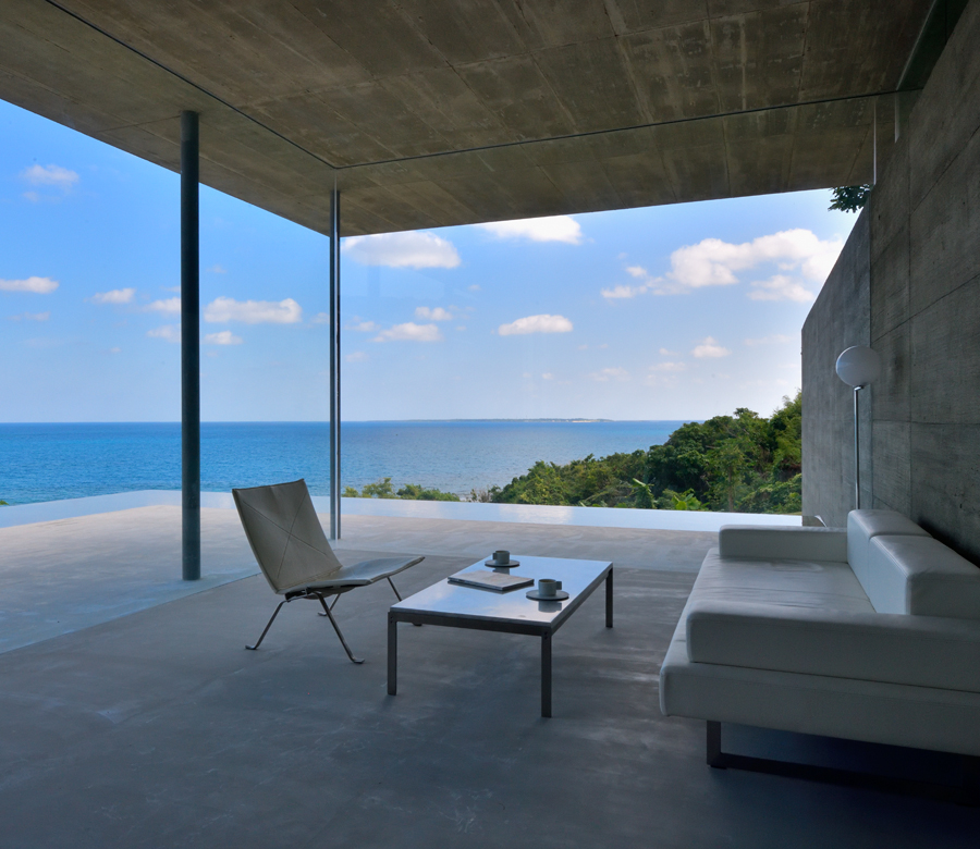 沖縄の大自然を感じて心を解き放つ
建築家が建築家とつくった海沿いの自邸















