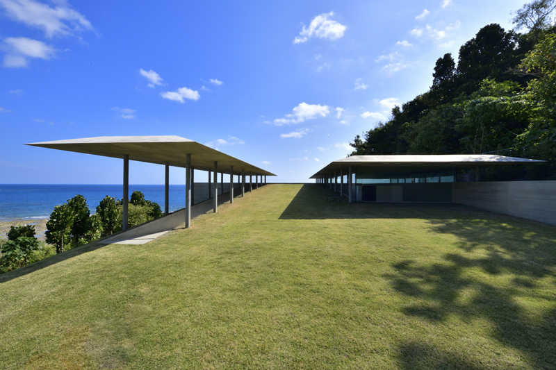 沖縄の大自然を感じて心を解き放つ。建築家が建築家とつくった海沿いの自邸