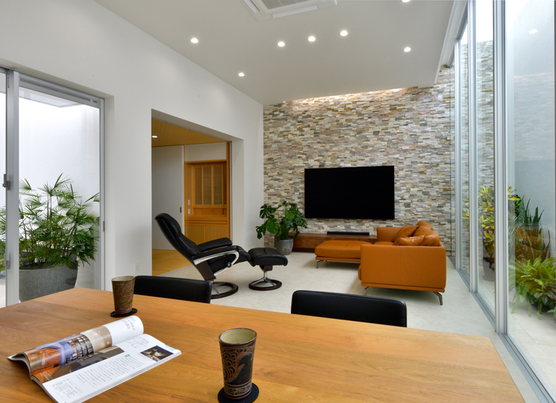 2つの光庭で開放感を創造した
ラグジュアリーなコートハウス