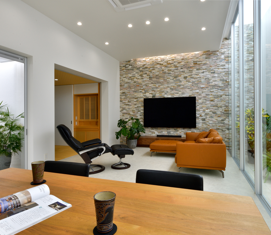 2つの光庭で開放感を創造した
ラグジュアリーなコートハウス