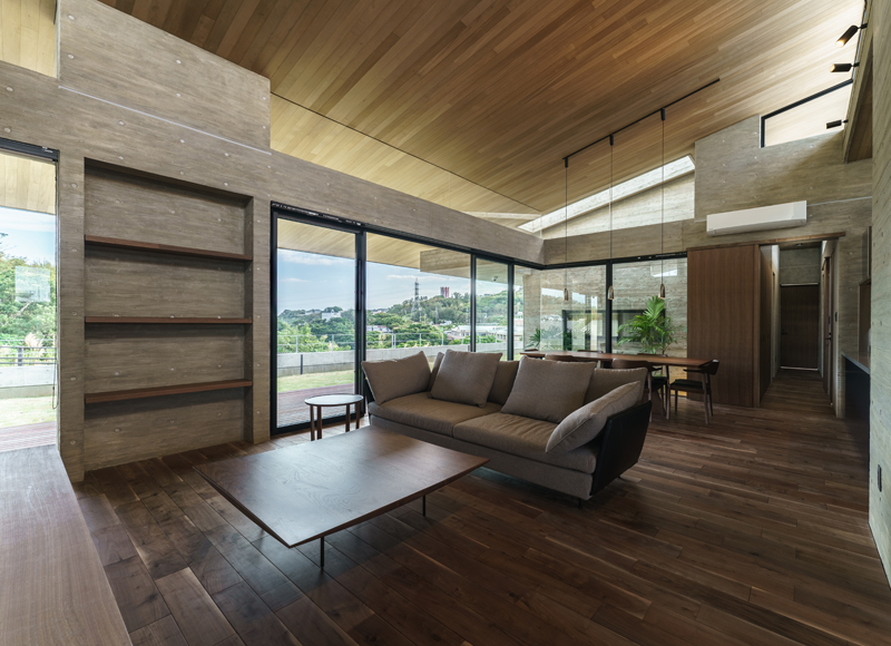 琉球古民家を現代の技術で再構築
「The three roof house」
















