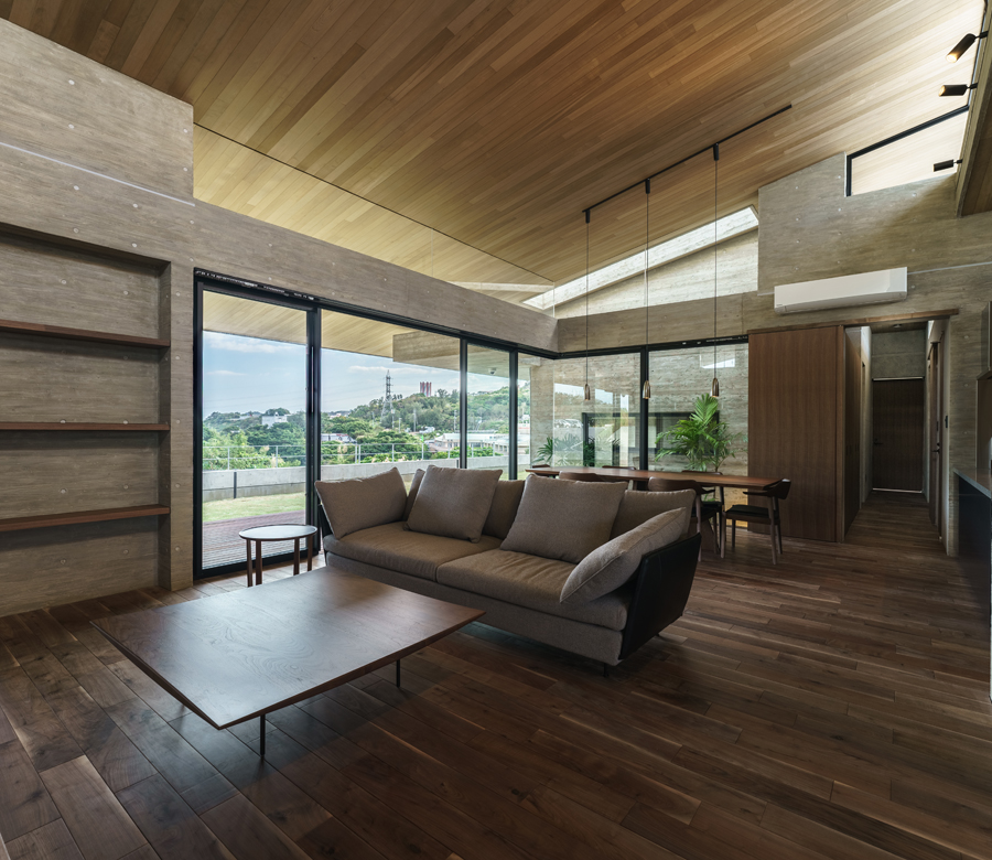 琉球古民家を現代の技術で再構築
「The three roof house」
















