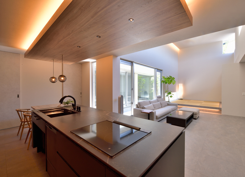 笑い声と視線が青空へ抜ける
ホテルライクなコートハウス